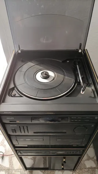Equipo de música Philips con mueble