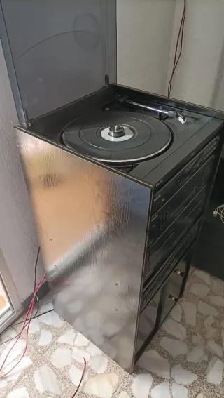 Equipo de música Philips con mueble