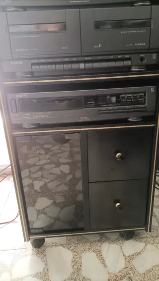 Equipo de música Philips con mueble