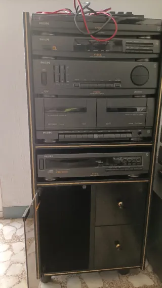Equipo de música Philips con mueble