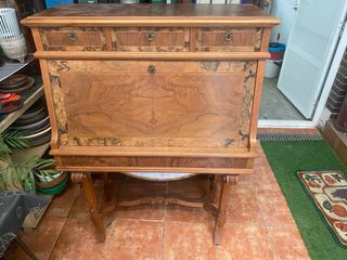 Escritorio antiguo de madera