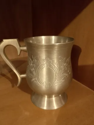 Jarra antigua de bronce grabada