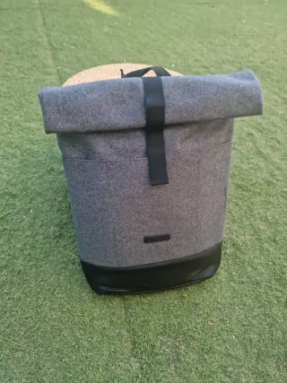 Mochila gris y negra