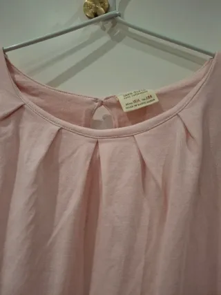 Camiseta rosa con cuello redondo
