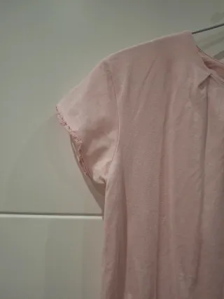 Camiseta rosa con cuello redondo