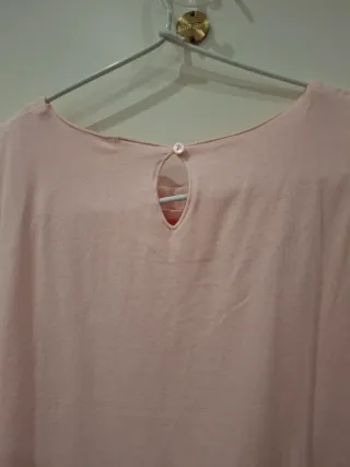 Camiseta rosa con cuello redondo