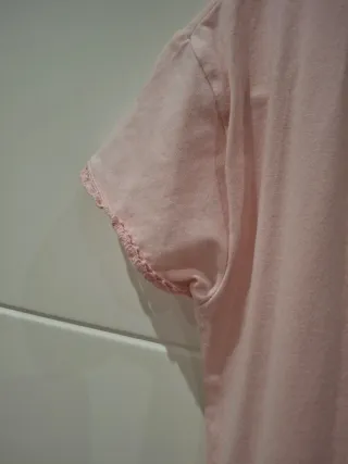 Camiseta rosa con cuello redondo