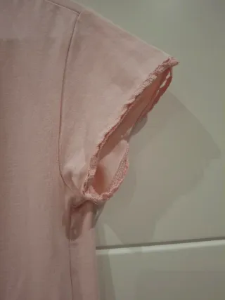 Camiseta rosa con cuello redondo