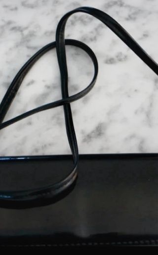 Pochette media dimensione in vernice nera