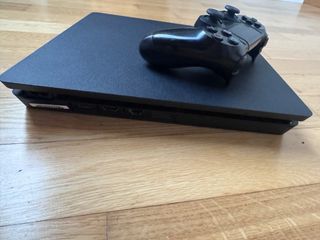 PS4 Slim Nera con joystick e cavi