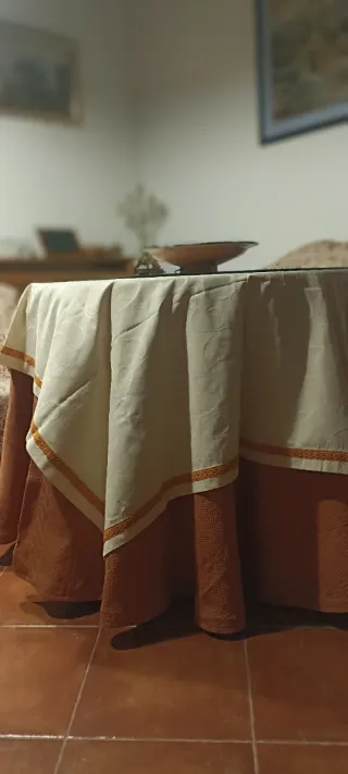 Elegante faldón, enaguilla, ropa mesa y tapete