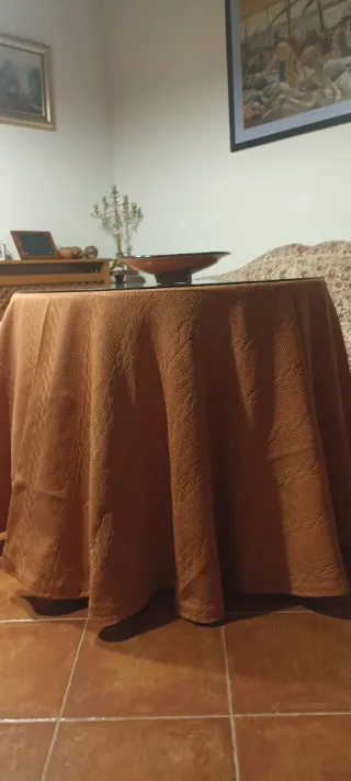 Elegante faldón, enaguilla, ropa mesa y tapete