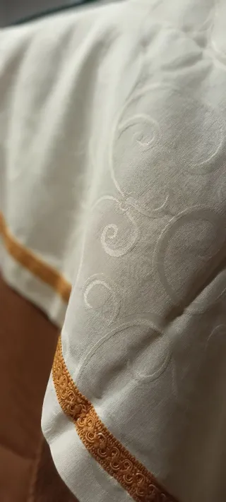 Elegante faldón, enaguilla, ropa mesa y tapete