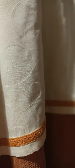 Elegante faldón, enaguilla, ropa mesa y tapete