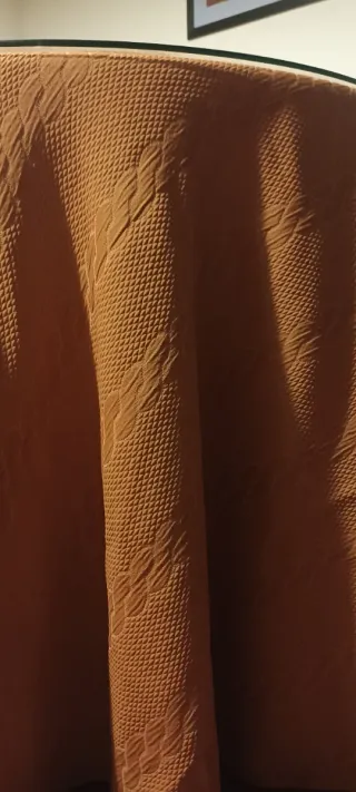 Elegante faldón, enaguilla, ropa mesa y tapete