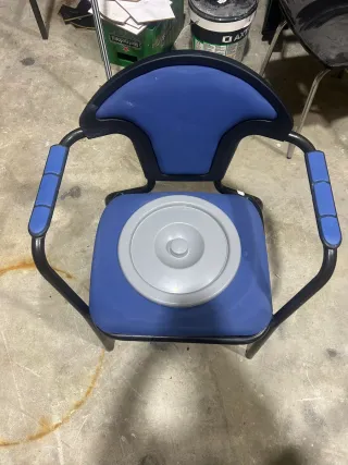 Silla de baño azul y gris