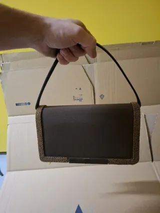 Elegante bolso marrón con detalles dorados