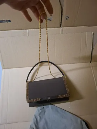 Elegante bolso marrón con detalles dorados