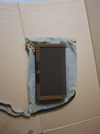 Elegante bolso marrón con detalles dorados