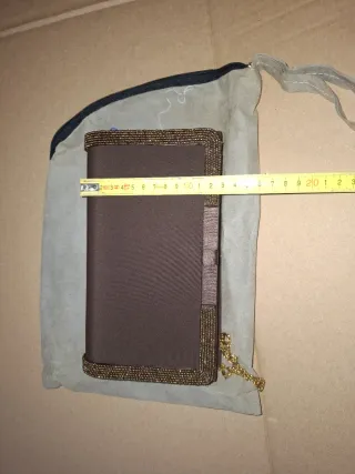 Elegante bolso marrón con detalles dorados