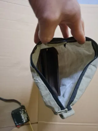 Elegante bolso marrón con detalles dorados