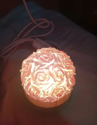 Lámpara de resina con diseño de flores