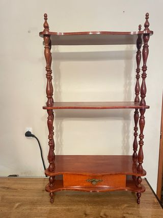 Estantería de madera con cajón