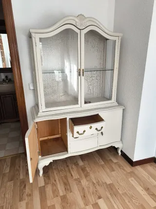 Mueble vitrina antiguo beige y dorado Antique