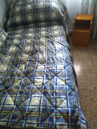 Edredón a cuadros beige y azul. Cama de 120