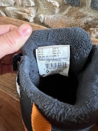 Botas Decathlon Quechua niño Talla 26