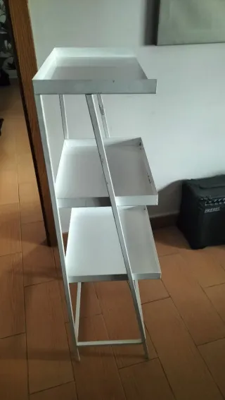 Estantería metálica blanca