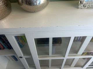 Aparador blanco con puertas de cristal