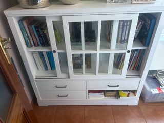 Aparador blanco con puertas de cristal