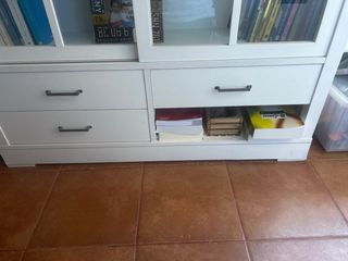 Aparador blanco con puertas de cristal