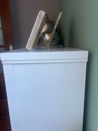 Aparador blanco con puertas de cristal