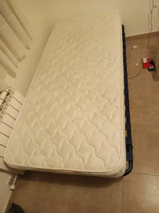 2 Camas Madera Metal con 2 colchones, excelente