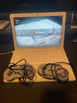 MacBook Blanco de Apple con sistema d juegos retro