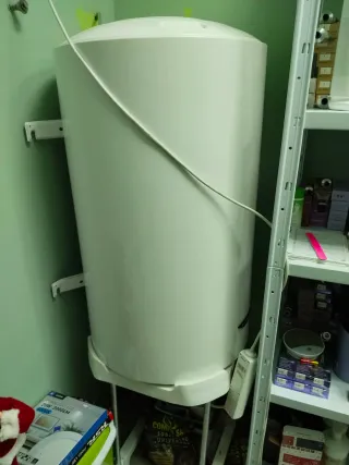 Calentador de agua blanco