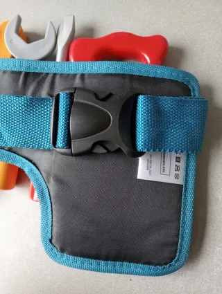 Cinturón con herramientas de madera. Juguete