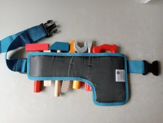 Cinturón con herramientas de madera. Juguete