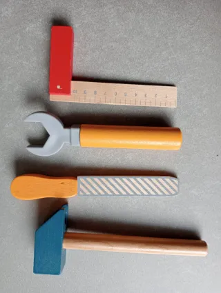 Cinturón con herramientas de madera. Juguete