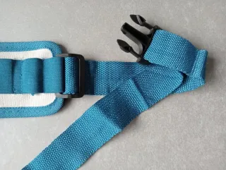 Cinturón con herramientas de madera. Juguete