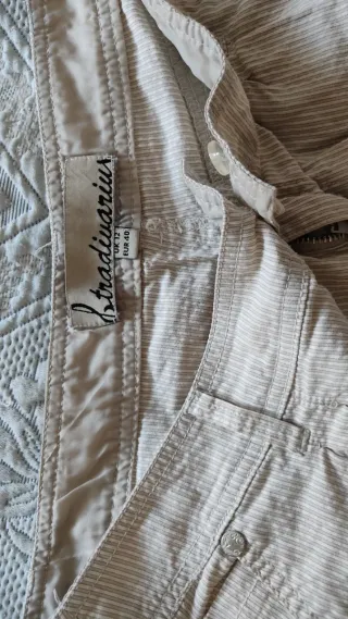 Pantalón corto beige con rayas