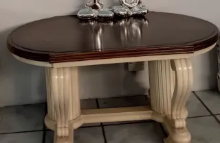 Mesa, aparadores y sillas