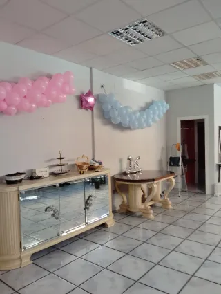 Mesa, aparadores y sillas