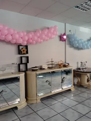 Mesa, aparadores y sillas