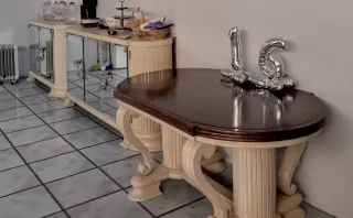 Mesa, aparadores y sillas