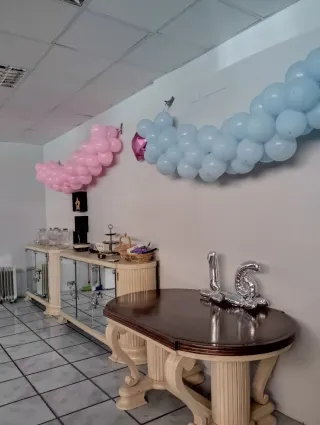 Mesa, aparadores y sillas