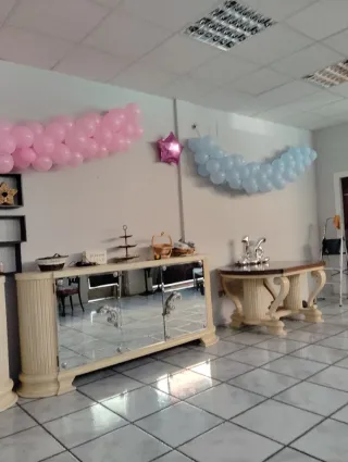 Mesa, aparadores y sillas