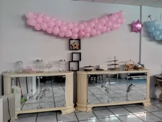 Mesa, aparadores y sillas